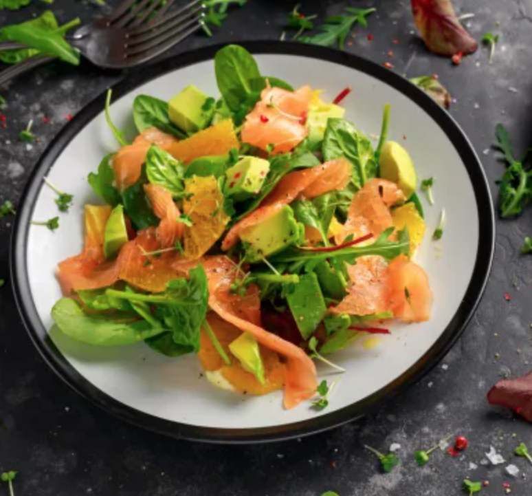 Ensalada de aguacate y salmón con caracoles en salsa picante.
